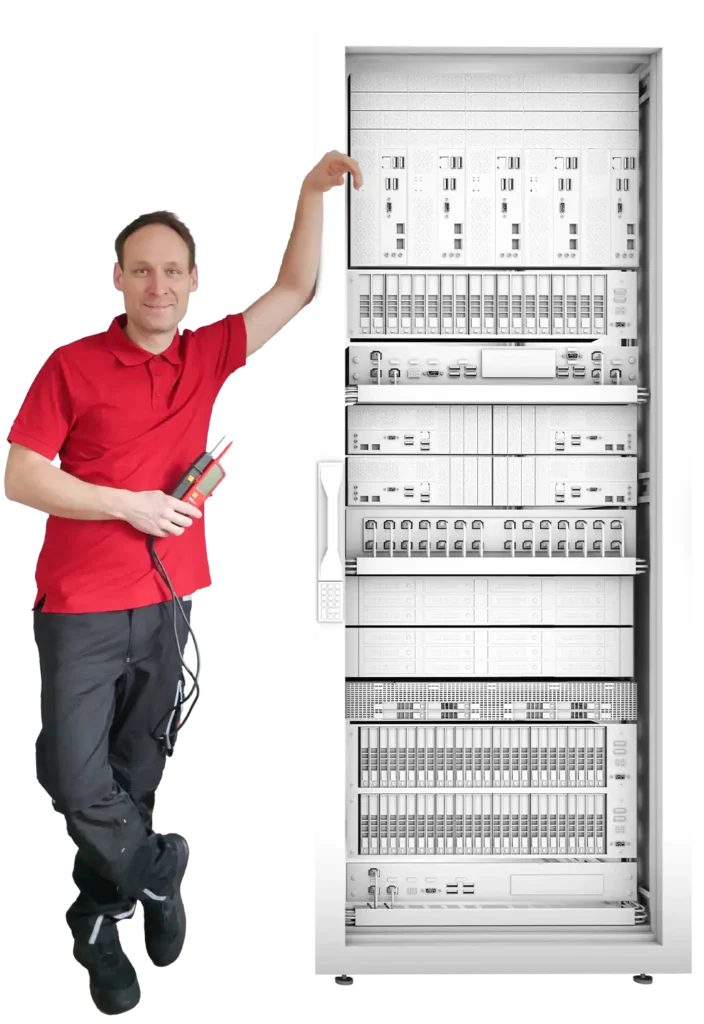 Jens Krauspe lehnt an einem modernen Serverschrank.